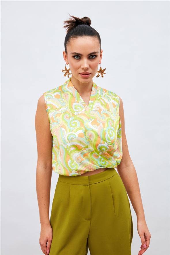 Versatile blouse that goes well with white pants or a skirt