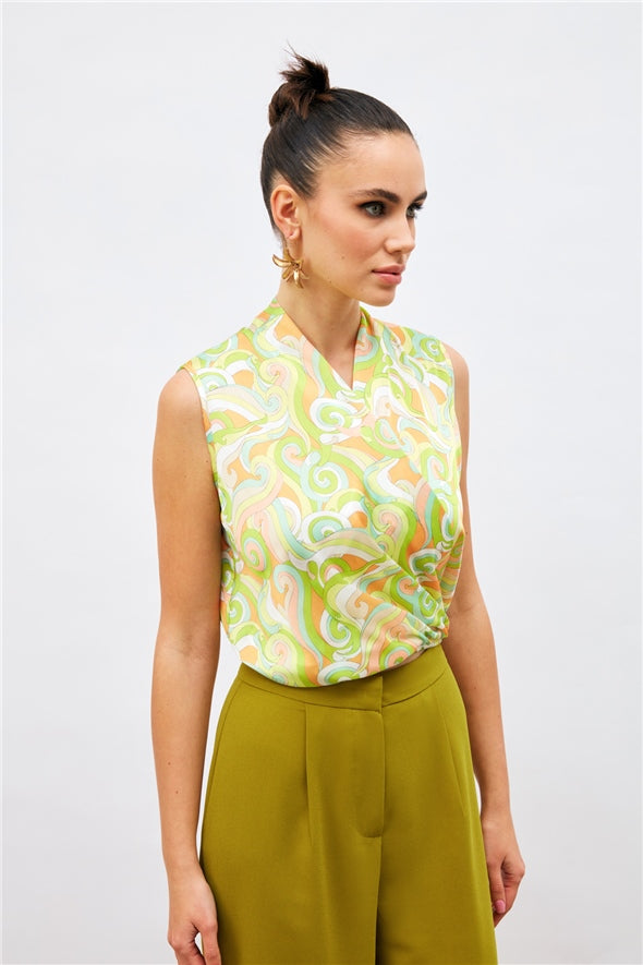 Stylish and versatile sleeveless blouse with double-breasted design