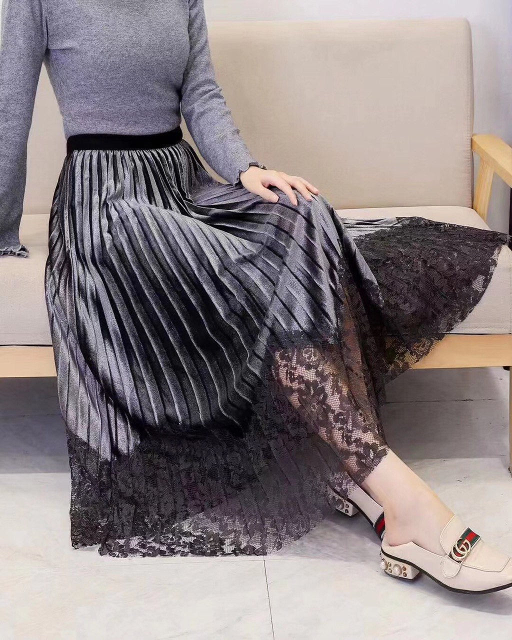 Versatile everyday velvet pleated skirt for street style and smart-casual looks.